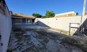 Imagem 4: Casa com 2 quartos, e garagem para até 6 carros na Avenida Principal