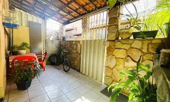 Imagem 2: Casa Geminada Entrada Coletiva com 2 Quartos, Varanda e 1 Vaga no Bairro Santa Branca