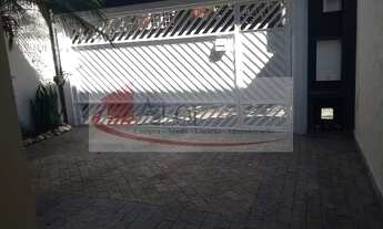 Imagem 3: Casa, de frente para praça das corujas. Casas cercadas por um imenso bosque com arvores d