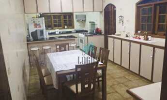 Imagem 4: Sobrado bem distribuído com 190m² composto por 3 dormitórios sendo 1 suíte, à venda por R