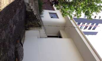 Imagem 5: Casa para aluguel e venda possui 780 metros quadrados com prédio de 3 andares nos fundos