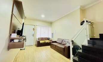 Imagem 6: Sobrado de vila com portão fechado