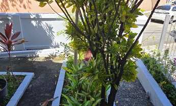 Imagem 16: Casa 2Q, Quintal com Linda Floreira, Rica em Armários e Rua com Controle de Acesso J. Gua