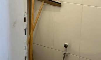 Imagem 4: Ilha do Govertnador. Sala Comercial com banheiro. Com mesas e cadeiras. Pronta para uso