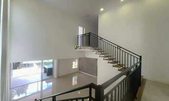 Imagem 2: Casa de Alto Padrão para Locação com 3 Suítes, Espaço Gourmet e Piscina Condomínio Exclus