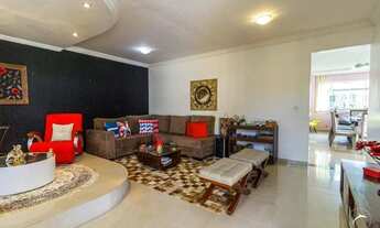 Imagem 2: Casa de Luxo com 4 Suítes, Área de Lazer Completa à Venda em Localização Privilegiada em T