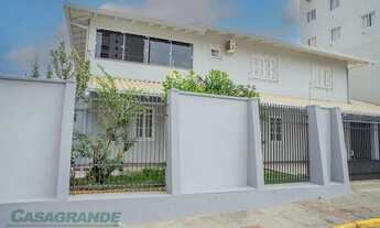 Imagem 2: Imponente sobrado com 310 metros quadrados, com excelente disposição de todos os ambientes