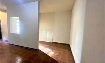 Imagem 3: A RE/MAX Silver apresenta esse imóvel para locação na cidade de Guanambi-Bahia. A Kitnet e