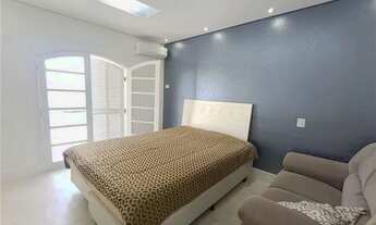 Imagem 7: Belíssima Casa Térrea Reformada Frente Praça em Condomínio com 4 Dormitórios"