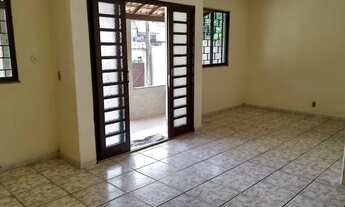 Imagem: Casa térrea com 2 suítes em rua residencial