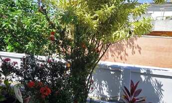 Imagem 11: Casa 2Q, Quintal com Linda Floreira, Rica em Armários e Rua com Controle de Acesso J. Gua