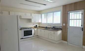 Imagem 4: Belíssima Casa Térrea Reformada Frente Praça em Condomínio com 4 Dormitórios"