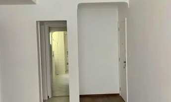 Imagem 2: Apartamento para venda tem 47 metros quadrados com 3 quartos em Copacabana - Rio de Janeir