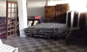 Imagem 4: Casa para aluguel e venda possui 780 metros quadrados com prédio de 3 andares nos fundos