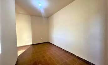 Imagem 7: A RE/MAX Silver apresenta esse imóvel para locação na cidade de Guanambi-Bahia. A Kitnet e