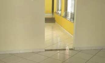 Imagem 2: Alugo Excelente Casa 3/4 c suíte; 1° Andar; Com vaga de garagem; Próximo a Faculdade Fan