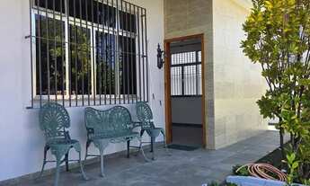 Imagem 3: Casa 2Q, Quintal com Linda Floreira, Rica em Armários e Rua com Controle de Acesso J. Gua