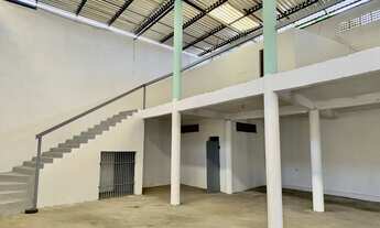 Imagem 3: Galpão Esquina Galpão / depósito com aluguel por R$4.000 /mês