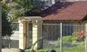 Imagem 2: Excelente residência térrea com 272m² de área privativa, com 4 domritórios e 6 vagas de ga