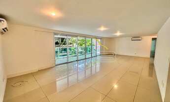 Imagem 3: Alugo um lindo apartamento na quadra da praia com varanda, 4 suítes em rua arborizada!