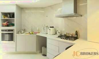 Imagem 4: Apartamento reformado com 120m² de área útil, 2 suítes sendo a master com uma mega hidro