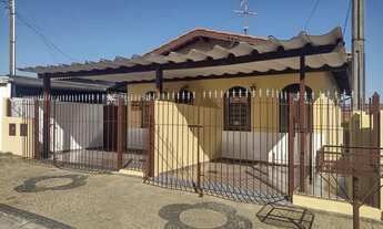 Imagem: Com garagem coberta e 01 suíte