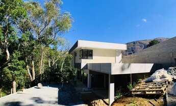 Imagem: Casa moderna em fase final de construção