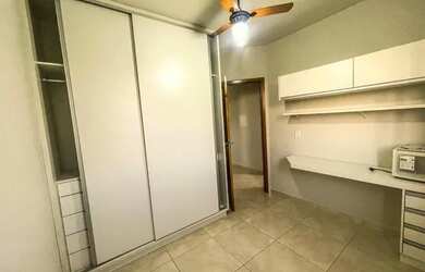 Imagem 5: Apartamento mobiliado para locação. Possui 2 quartos com armários embutidos e v