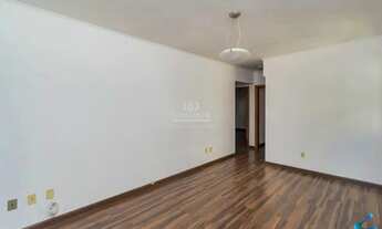 Imagem 2: Apartamento de 2 dormitórios com sacadas, sendo 1 suíte, no bairro Petrópolis