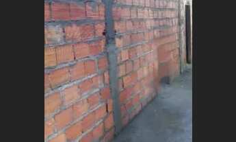 Imagem 3: Vendo terreno murado com alvenaria para três cômodos e pequena construção na frente