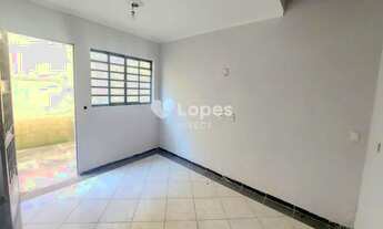 Imagem 5: Casa com varanda, 03 quartos, 02 banheiros, sala, cozinha, área de serviço, quintal e 04 v