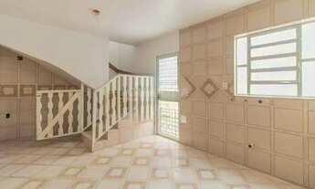 Imagem 2: Casa com 5 dormitórios, sendo 1 suíte, com pátio no bairro Cavalhada