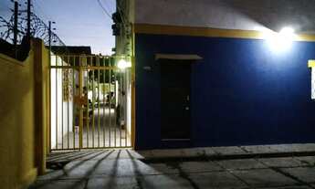 Imagem 3: Quarto individual em prédio com mobília e cozinha montada