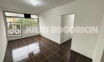 Imagem 2: Rua Martins Pena, 3 quartos com suite, frente, 1 vaga na escritura, Vazio, Coladinho com o