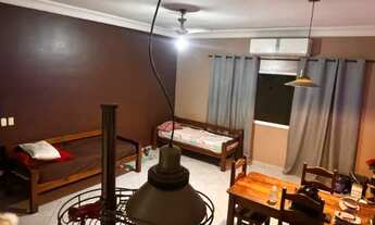 Imagem 4: Uma casa aconchegante situada num bairro residencial..