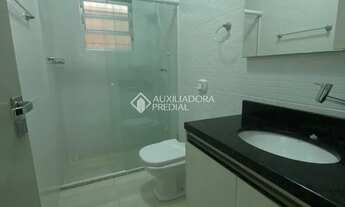 Imagem 7: Auxiliadora Predial aluga, apartamento de 2 dormitórios, banheiro social, cozinha com móve