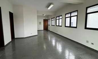 Imagem: Sala com 2 banheiros e 2 vagas, visita com