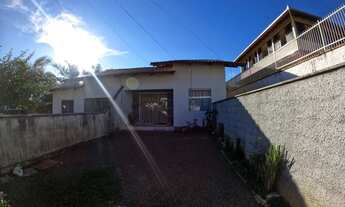 Imagem 2: Três casas de aluguéis