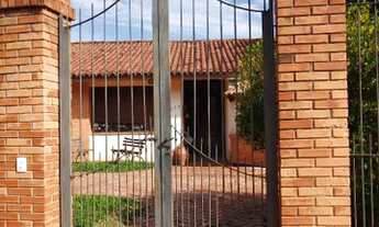 Imagem 2: Casa com 17 cômodos, 6 banheiros, e dezessete vagas para carros