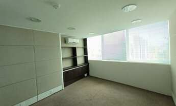 Imagem 5: Andar corporativo com 270 metros quadrados com 10 salas e 18 baias de trabalho