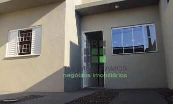 Imagem 2: Casa Excelente de 2 dormitórios sendo 1 suíte, os dois banheiros com clarabóia, lavanderia