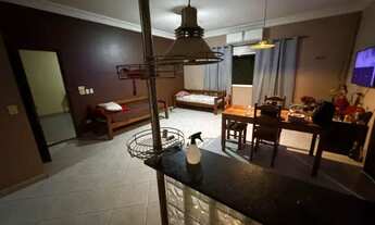 Imagem 2: Uma casa aconchegante situada num bairro residencial..