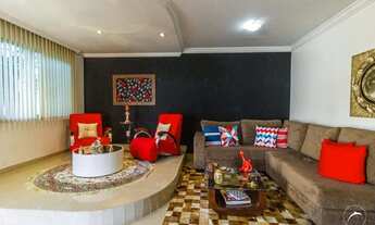 Imagem 3: Casa de Luxo com 4 Suítes, Área de Lazer Completa à Venda em Localização Privilegiada em T