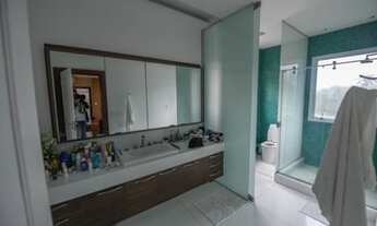 Imagem 2: Linda casa em excelente condomínio, projeto diferenciado, reformada e linda vista