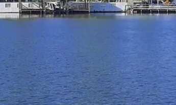 Imagem: Linda casa no lago azul com uma exclusiva