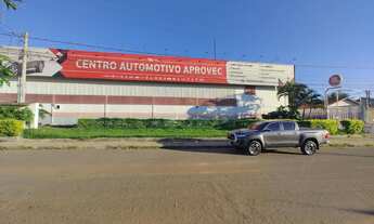 Imagem: Galpão e prédio comercial