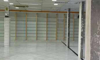 Imagem: Calçada, 200m2, mais mezaninos, lojas