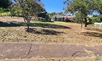 Imagem 6: Aldeia do Vale Terreno de fundo de vale com vista para o lago em Goiânia