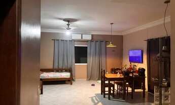 Imagem 3: Uma casa aconchegante situada num bairro residencial..