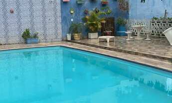 Imagem: Casa espaçosa com jardim tropical, lazer